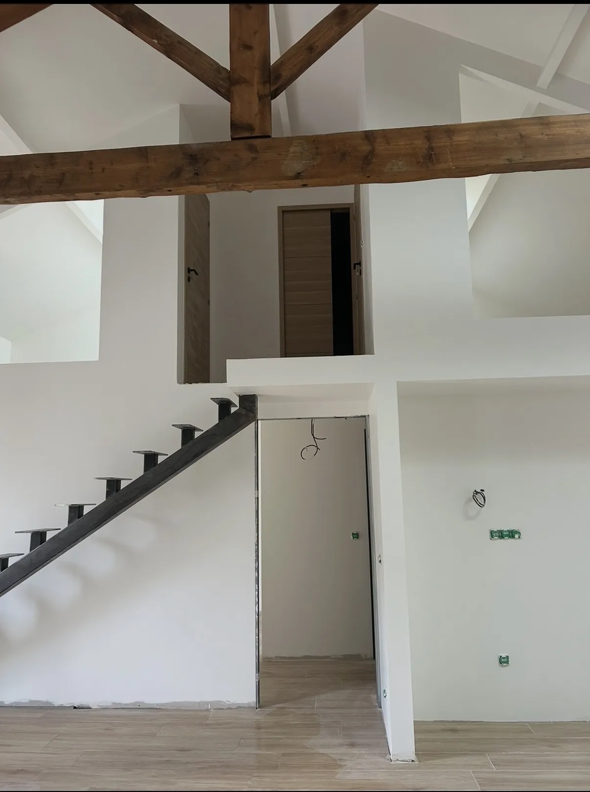 Après travaux Rénovation complète d’un espace de vie avec mezzanine et poutres apparentes à Marseille